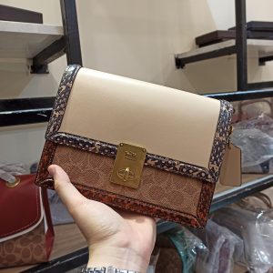 Coach: Hutton Shoulder Bag